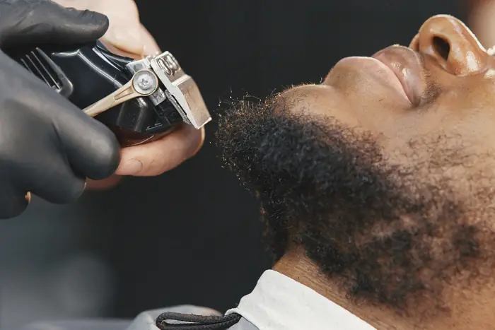 Perfilado de barba con máquina