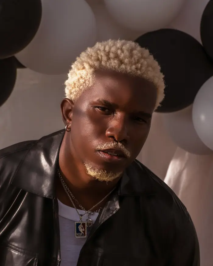 Platinado corto con barba perfilada
